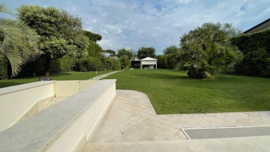 Beautiful villa with swimming pool