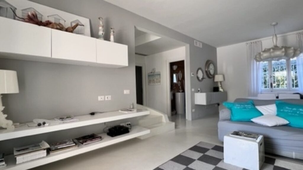 Beautiful villa with swimming pool near the center of Forte dei Marmi