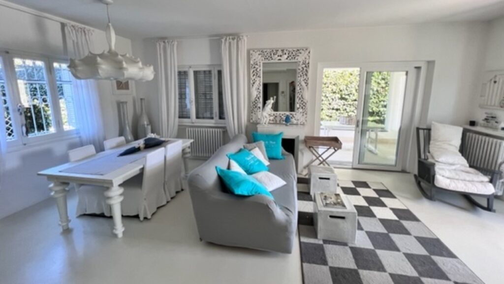 Beautiful villa with swimming pool near the center of Forte dei Marmi