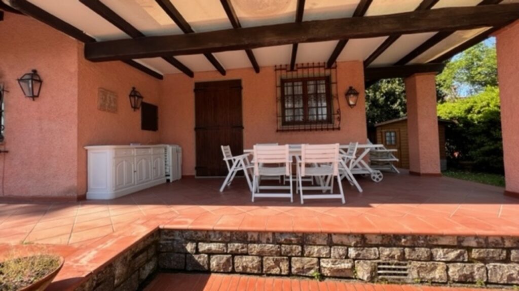 Villetta bifamiliare con piscina