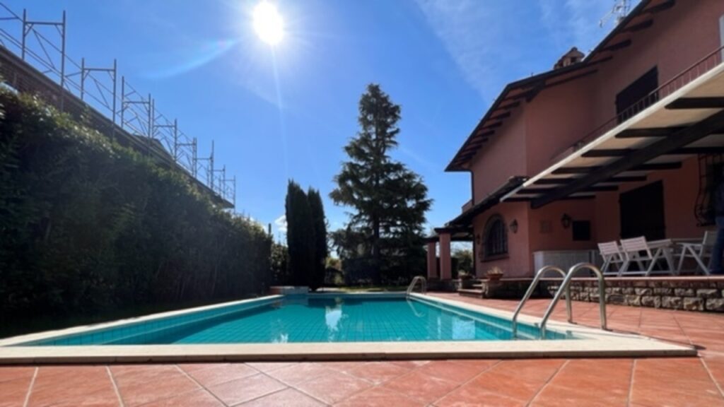 Villetta bifamiliare con piscina