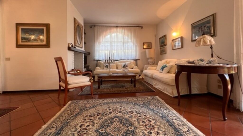 Villetta bifamiliare con piscina