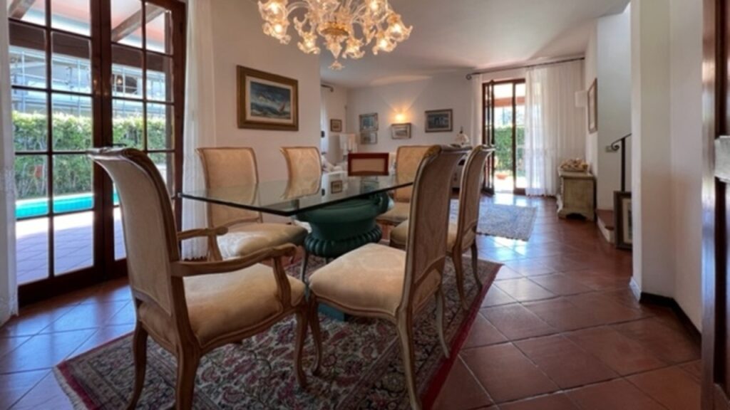Villetta bifamiliare con piscina