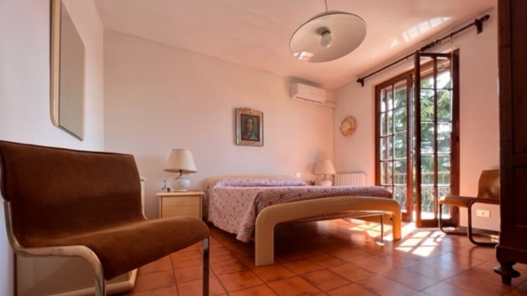 Villetta bifamiliare con piscina
