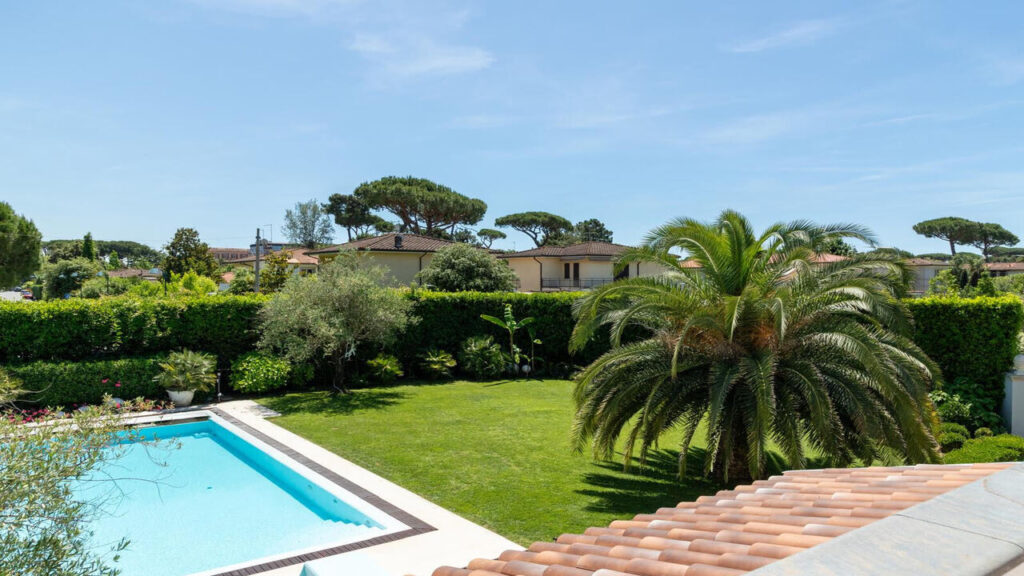 Villa con piscina in zona residenziale