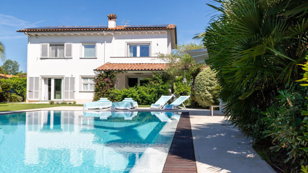 Villa con piscina in zona residenziale