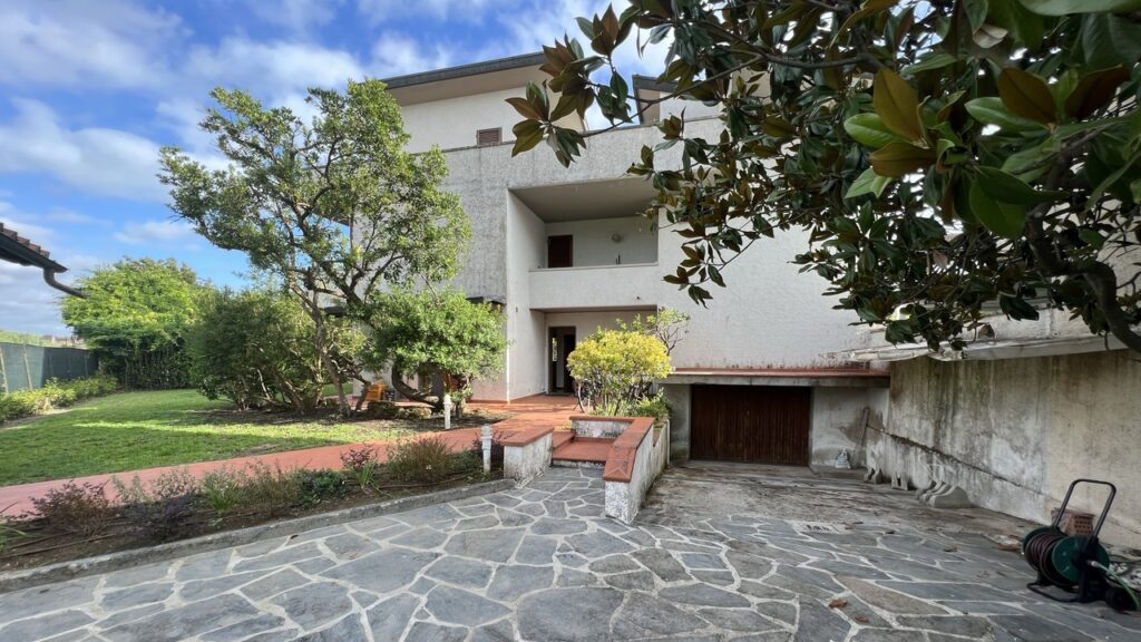 ESCLUSIVA! Villa in zona residenziale vicino al centro di Forte dei Marmi