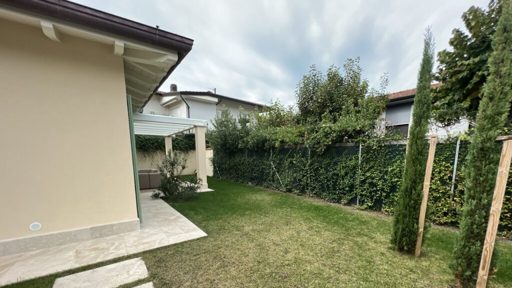 Completely renovated villa in a residential area near the center of Forte dei Marmi