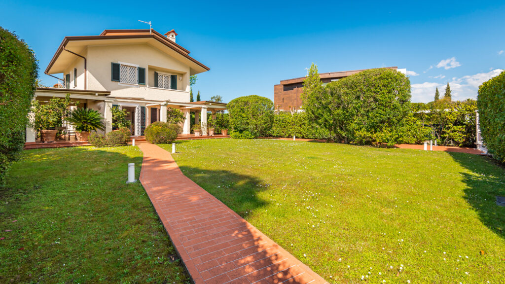 Villa alle spalle del centro di Forte dei Marmi disponibile anche per locazioni settimanali