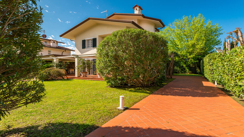 Villa alle spalle del centro di Forte dei Marmi disponibile anche per locazioni settimanali