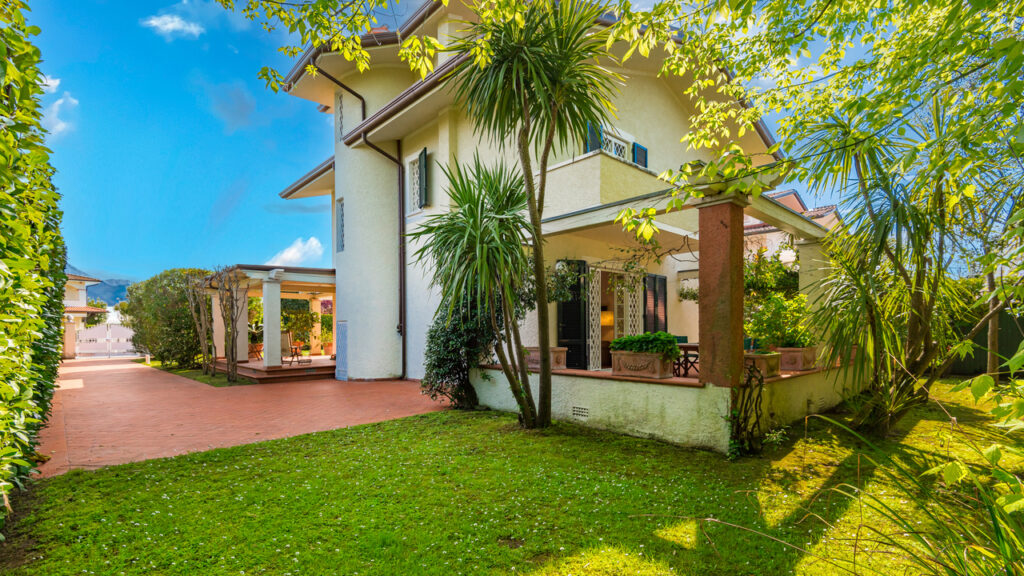 Villa alle spalle del centro di Forte dei Marmi disponibile anche per locazioni settimanali