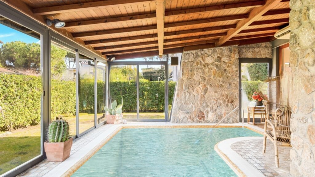 Villa con piscina interna