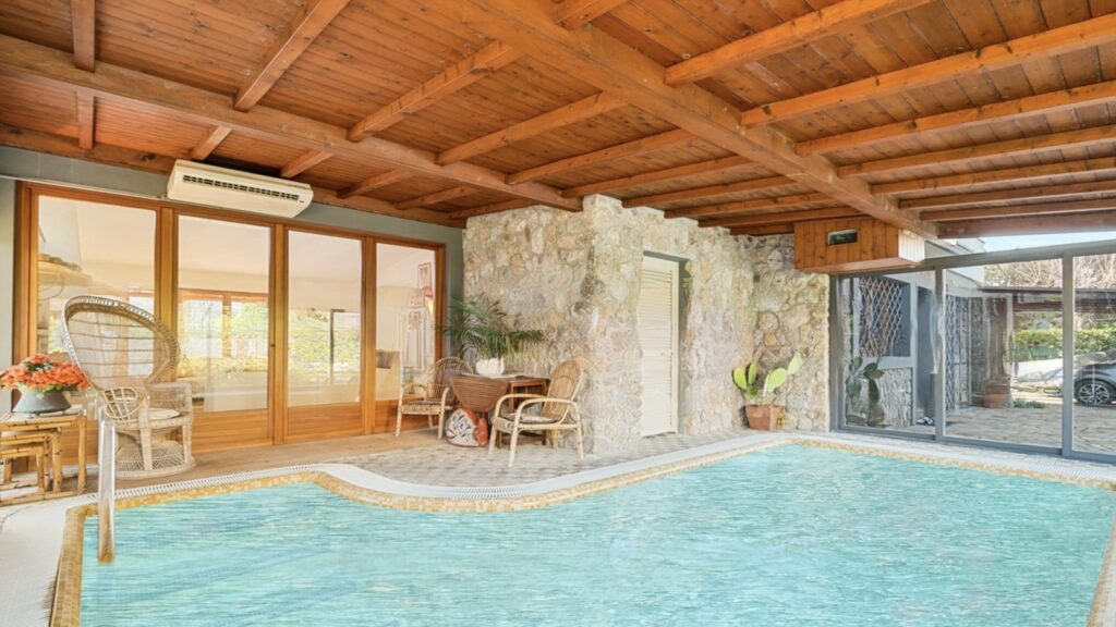 Villa con piscina interna